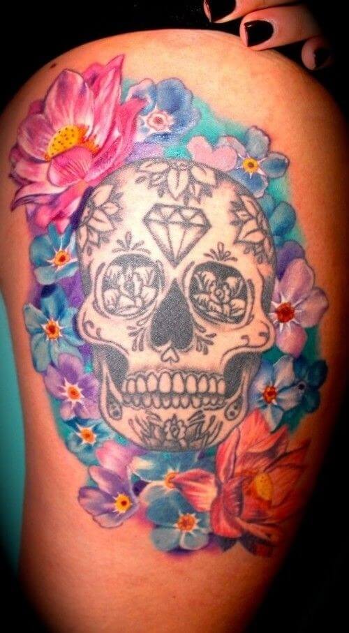 Tatuaggio di calavera messicana con diamante sulla fronte e corona di fiori