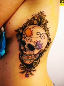 Tatuaggio con calavera sotto al seno