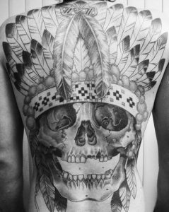 Tatuaggio con teschio indiano con piume sulla schiena