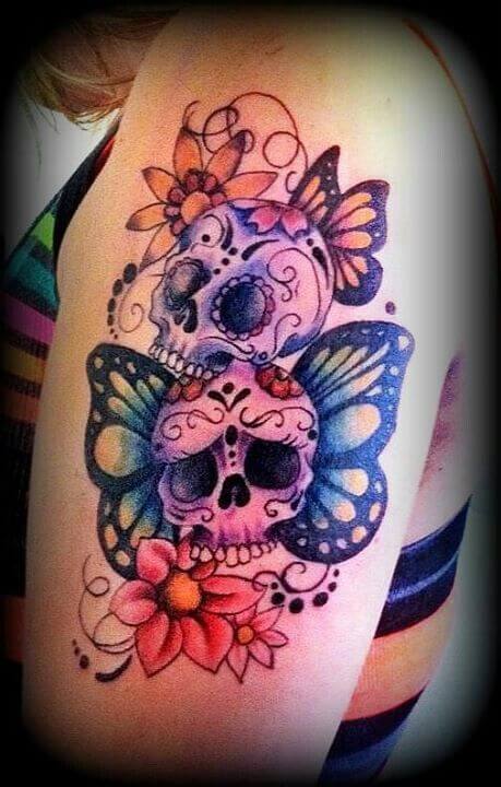 Tatuaggio con teschi messicani e farfalle in testa