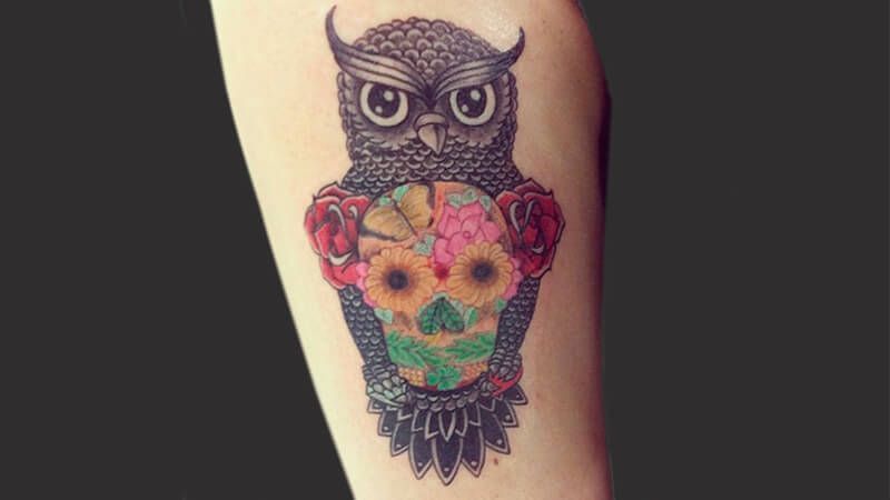 Tatuaggio con teschio messicano al centro di un gufo