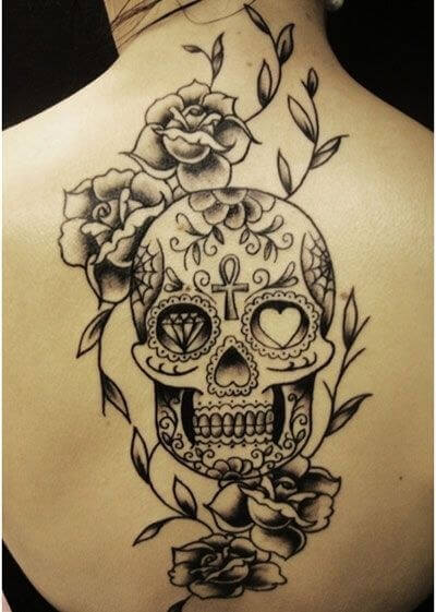 Tattoo con teschio messicano in bianco e nero sulla schiena