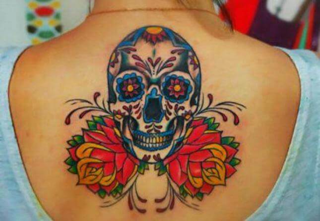 Tattoo di teschio messicano a colori sulla schiena